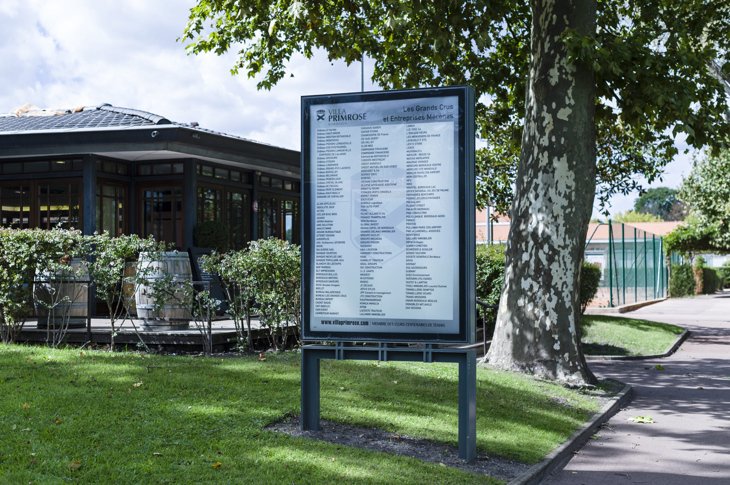 panneau signalétique des partenaires de Villa Primrose