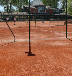 Les courts 1 à 4 ont été entièrement rénovés pour répondre aux normes ATP, devenues indispensables face à l’évolution du jeu et des gabarits des joueurs. Ils ont été redimensionnés afin d’accueillir le tournoi 2026, dans la continuité des travaux menés sur le court central en 2025. Cette modernisation inclut une réfection complète des surfaces et l’installation des éclairages LED.